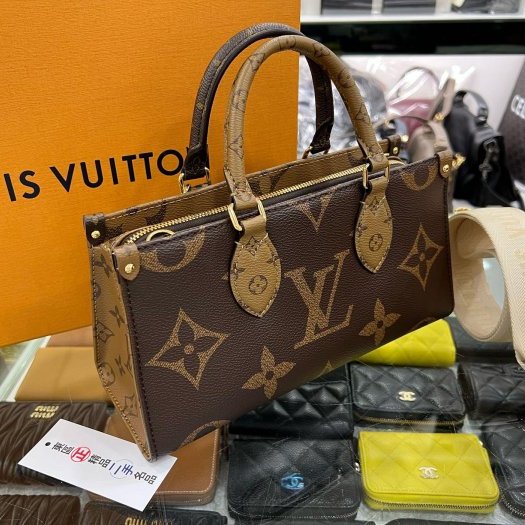 東區正精品㊣LV ONTHEGO EAST WEST M46653原花字紋雙色金釦兩用包手提包斜背包 RZ5659-1