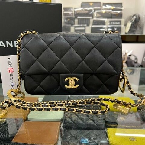 東區正精品㊣CHANEL MINI COCO 香奈兒黑色羊皮菱格紋金鍊愛心吊飾口蓋包斜背包 20cm RZ6125
