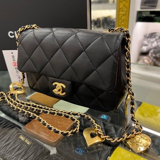 東區正精品㊣CHANEL MINI COCO 香奈兒黑色羊皮菱格紋金鍊愛心吊飾口蓋包斜背包 20cm RZ6125-1