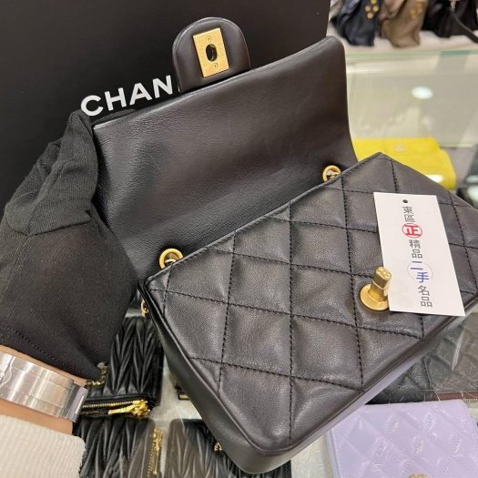東區正精品㊣CHANEL MINI COCO 香奈兒黑色羊皮菱格紋金鍊愛心吊飾口蓋包斜背包 20cm RZ6125-3