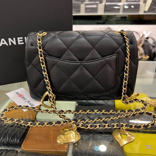 東區正精品㊣CHANEL MINI COCO 香奈兒黑色羊皮菱格紋金鍊愛心吊飾口蓋包斜背包 20cm RZ6125-6
