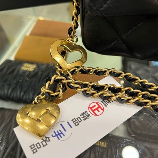 東區正精品㊣CHANEL MINI COCO 香奈兒黑色羊皮菱格紋金鍊愛心吊飾口蓋包斜背包 20cm RZ6125-8