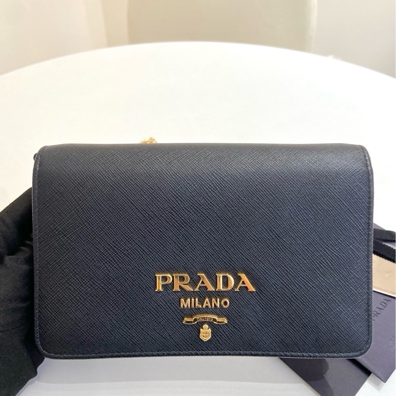 Prada普拉達 saffiano黑金十字紋牛皮斜挎鏈條包 99新-0