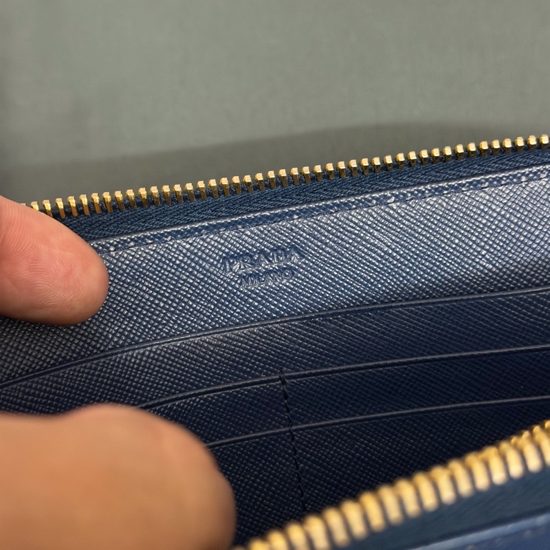 Prada防刮牛皮拉鍊長夾-8