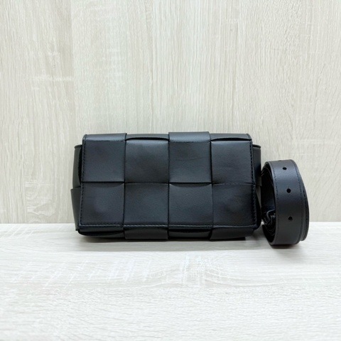 BV黑色羊皮6格CASSETTE編織斜背腰包