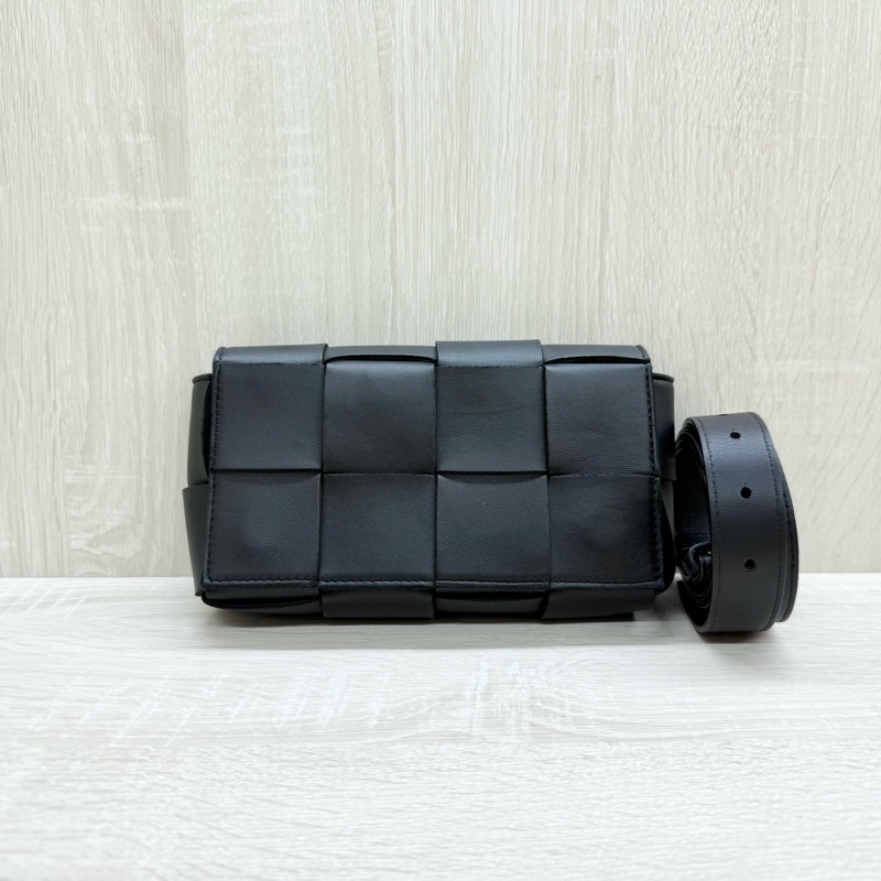 BV黑色羊皮6格CASSETTE編織斜背腰包-0