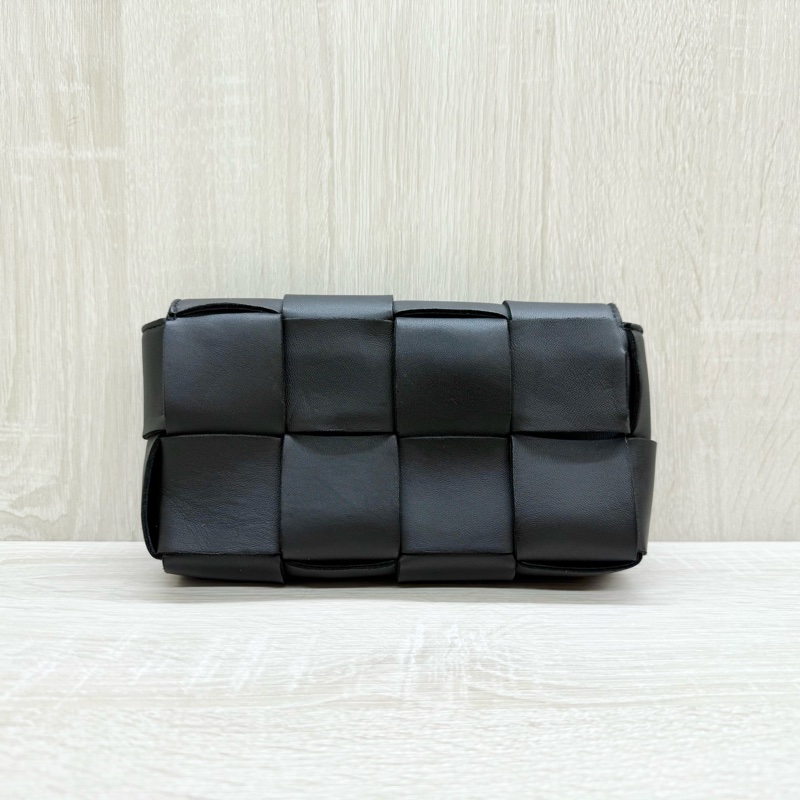 BV黑色羊皮6格CASSETTE編織斜背腰包-1