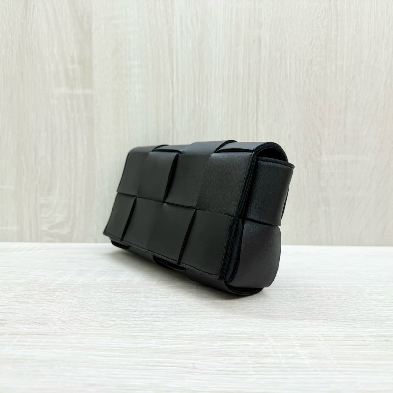 BV黑色羊皮6格CASSETTE編織斜背腰包-2