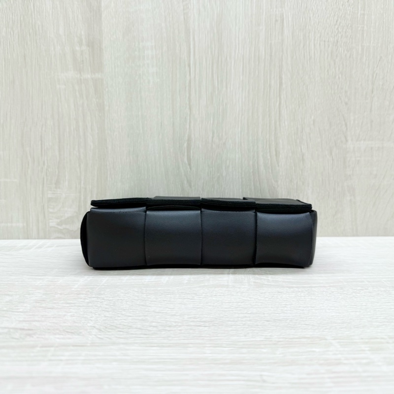 BV黑色羊皮6格CASSETTE編織斜背腰包-4