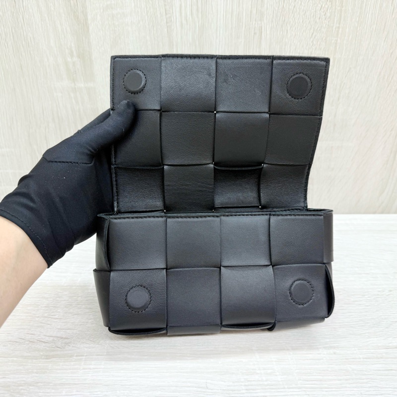 BV黑色羊皮6格CASSETTE編織斜背腰包-5