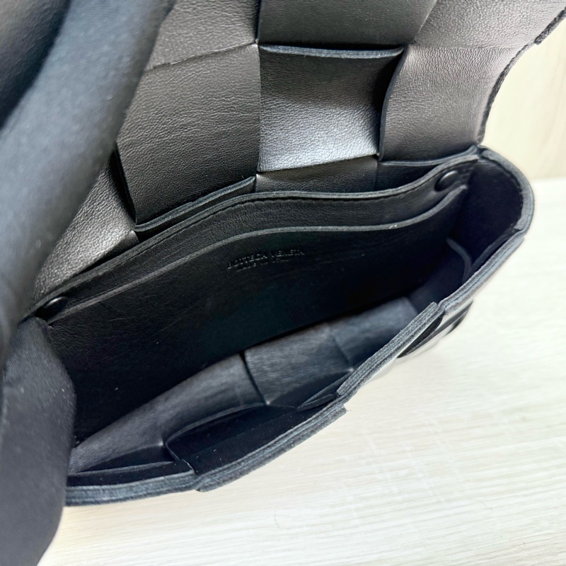 BV黑色羊皮6格CASSETTE編織斜背腰包-7