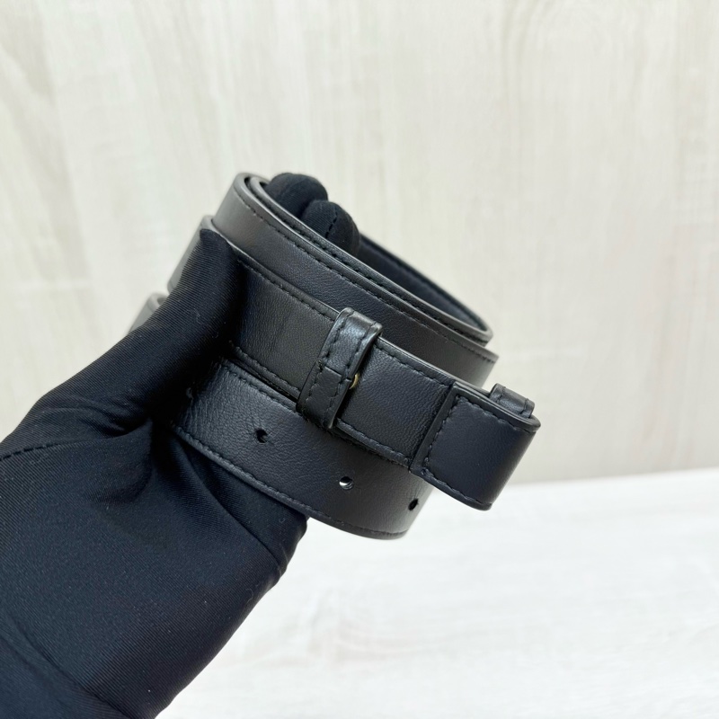 BV黑色羊皮6格CASSETTE編織斜背腰包-10