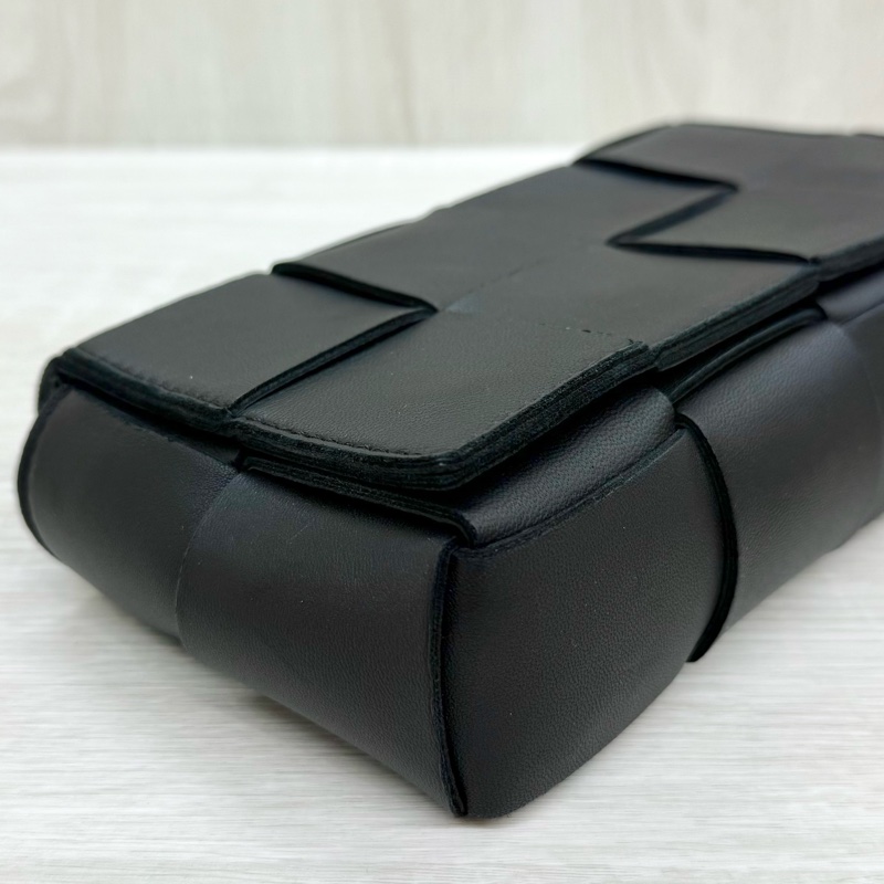 BV黑色羊皮6格CASSETTE編織斜背腰包-17