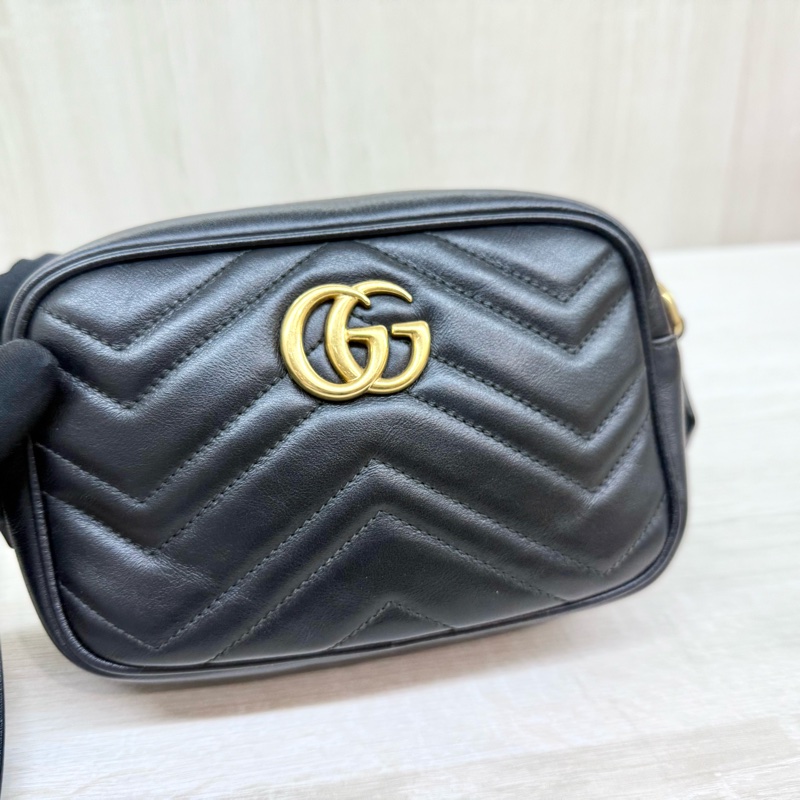 GUCCI黑色牛皮金釦馬孟拉鍊18CM相機包-6