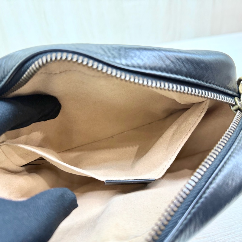 GUCCI黑色牛皮金釦馬孟拉鍊18CM相機包-9