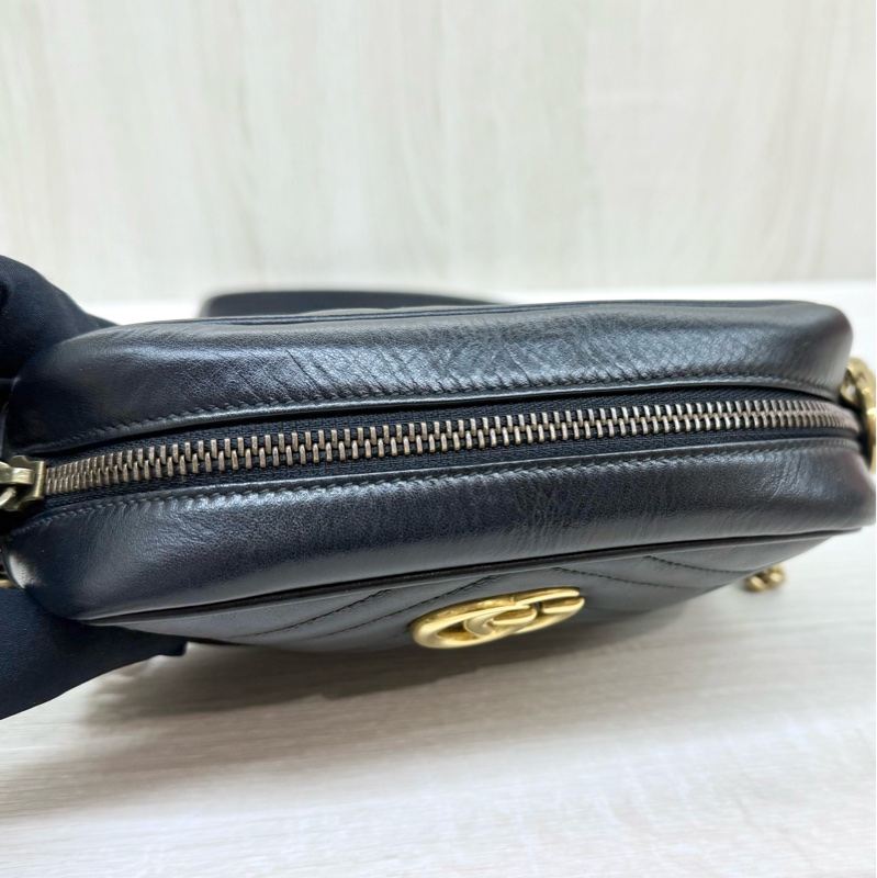 GUCCI黑色牛皮金釦馬孟拉鍊18CM相機包-14