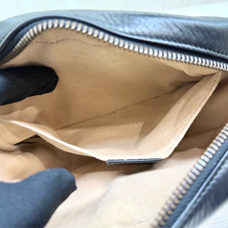 GUCCI黑色牛皮金釦馬孟拉鍊18CM相機包-17