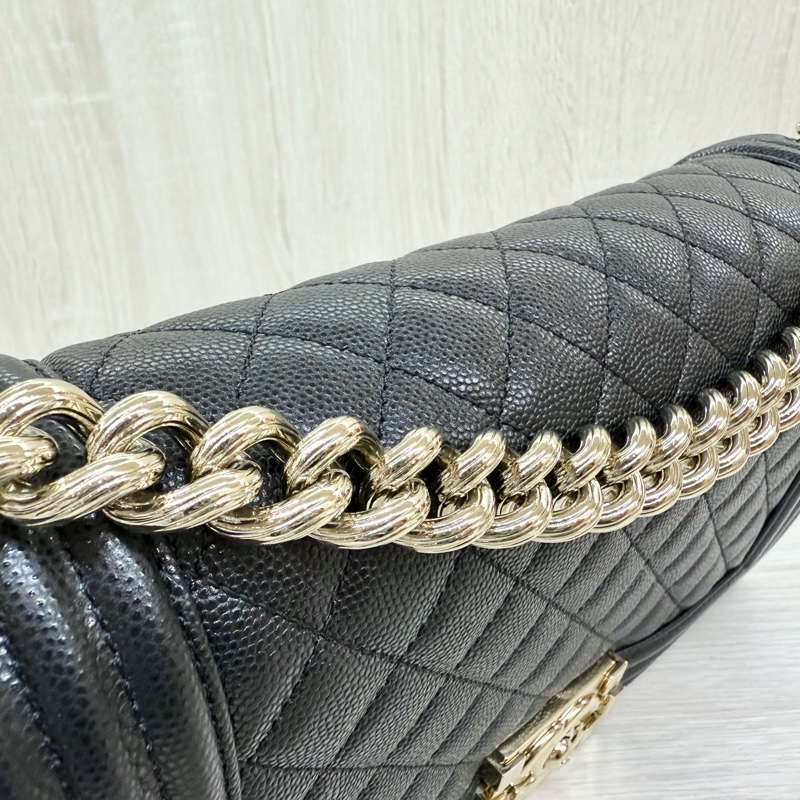 CHANEL黑色荔枝皮亮金釦BOY25/A67086-5