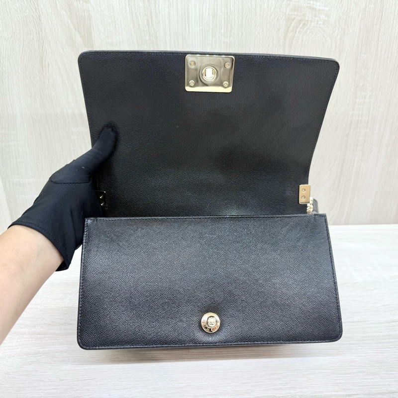 CHANEL黑色荔枝皮亮金釦BOY25/A67086-7