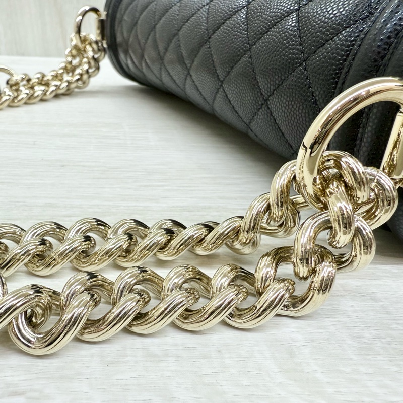 CHANEL黑色荔枝皮亮金釦BOY25/A67086-10