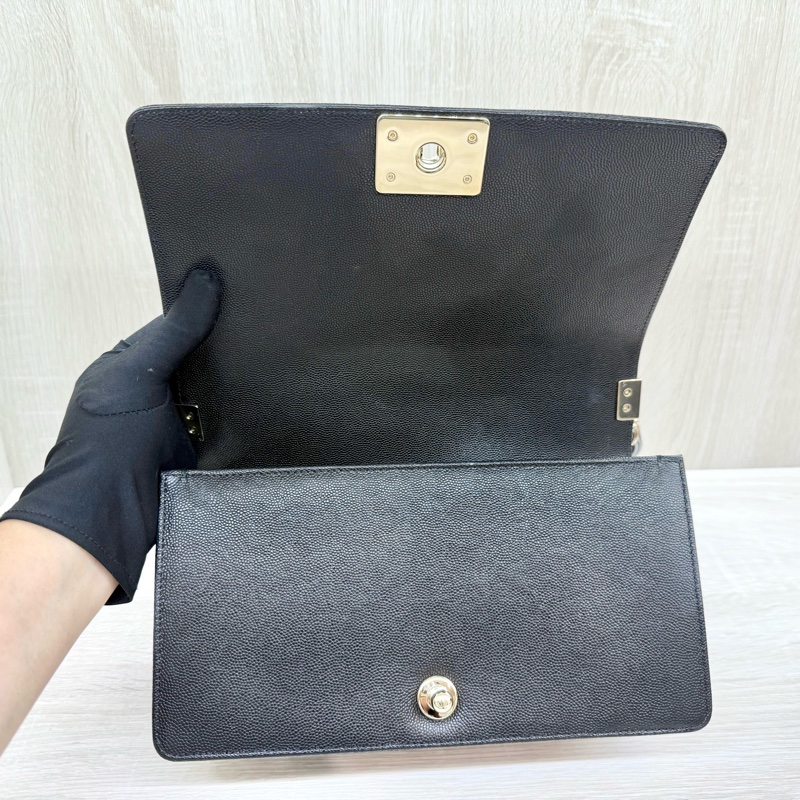 CHANEL黑色荔枝皮亮金釦BOY25/A67086-16