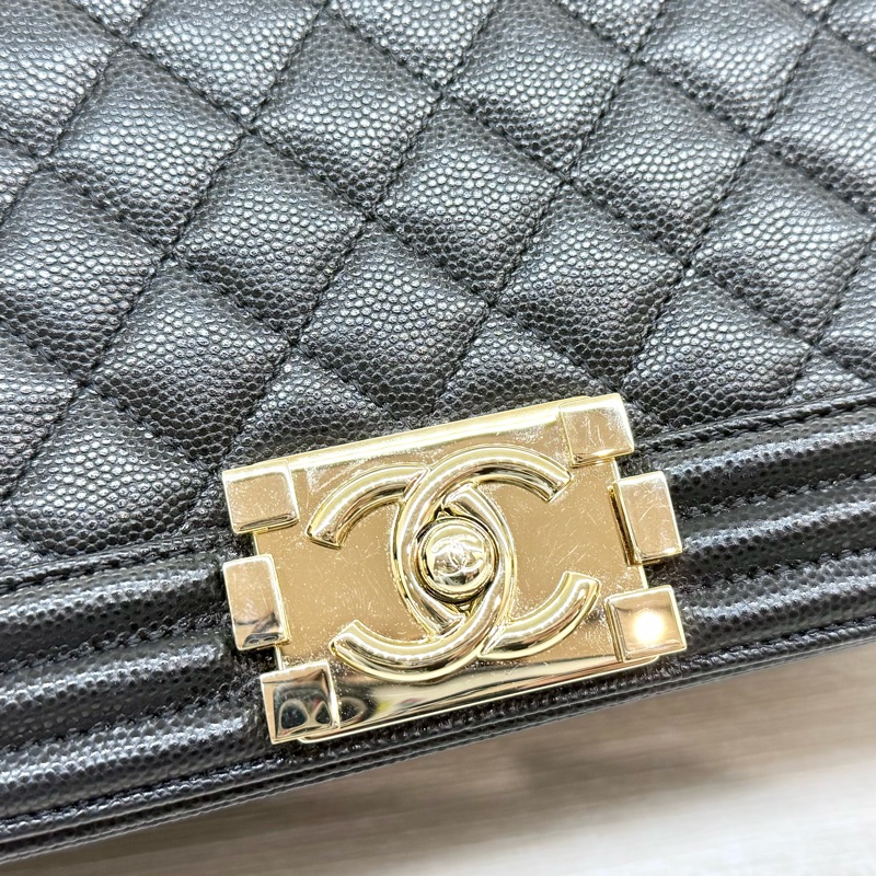 CHANEL黑色荔枝皮亮金釦BOY25/A67086-17