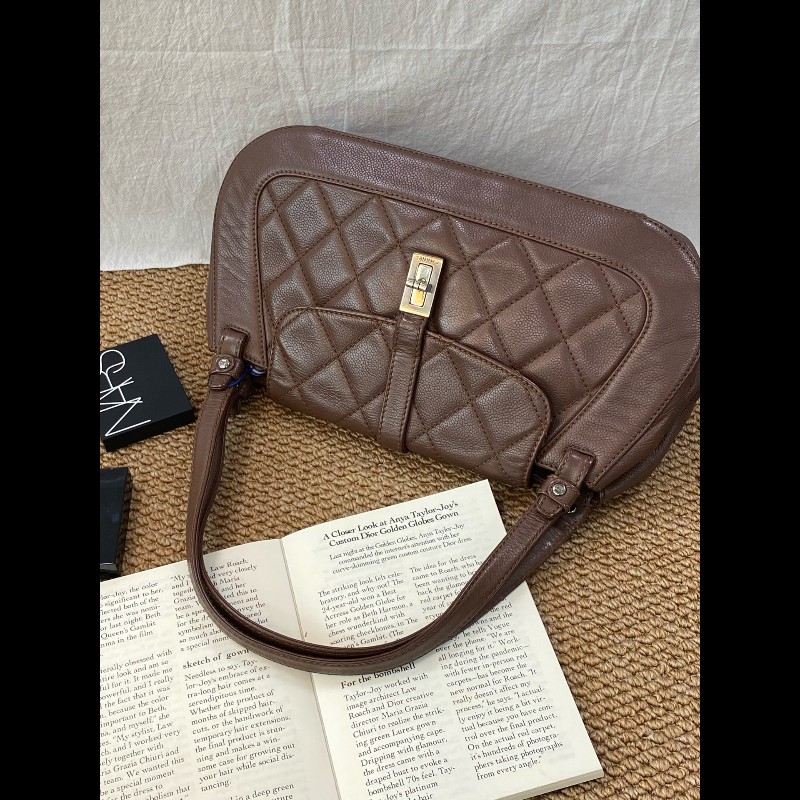 CHANEL vintage棕色牛皮中古2.55旋扣翻蓋肩背包-2