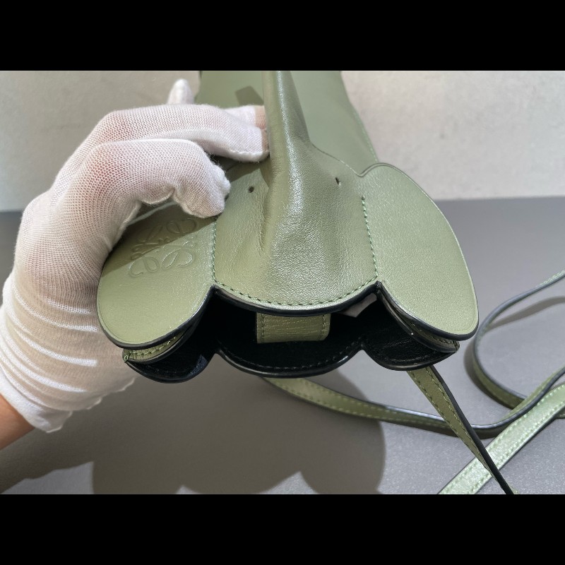 LOEWE 小象造型Anagram綠色 手機包 斜背包-10