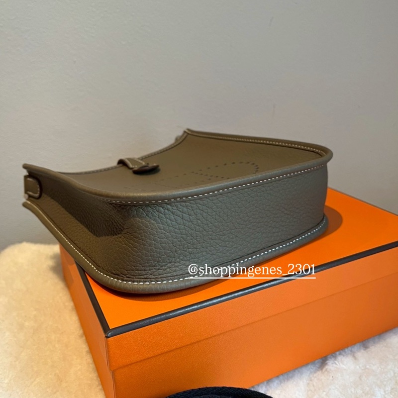 愛馬仕 Hermes mini evelyne 大象灰 銀釦 白線 拼深藍背帶 ❗️尚未抵台-4