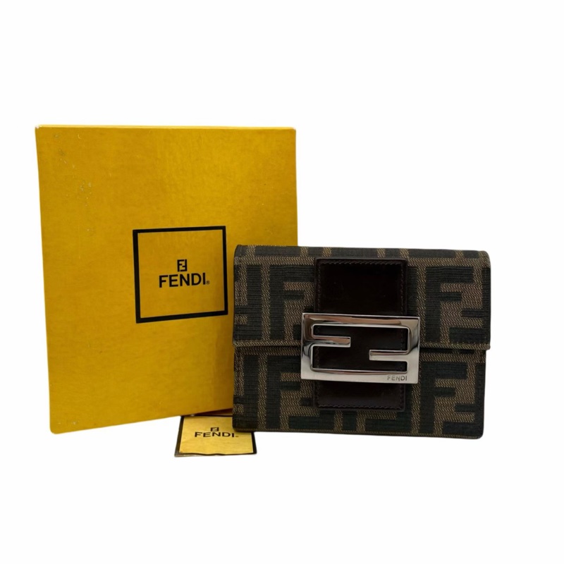 「JL精品代購」9新 Fendi老花法棍扣三折方錢包-0