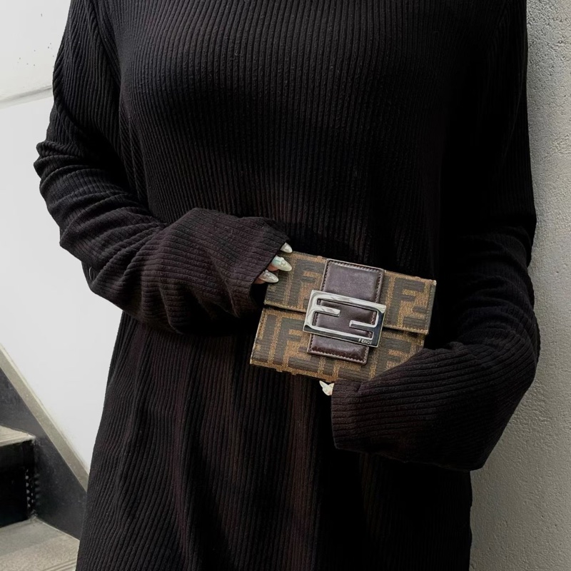 「JL精品代購」9新 Fendi老花法棍扣三折方錢包-1