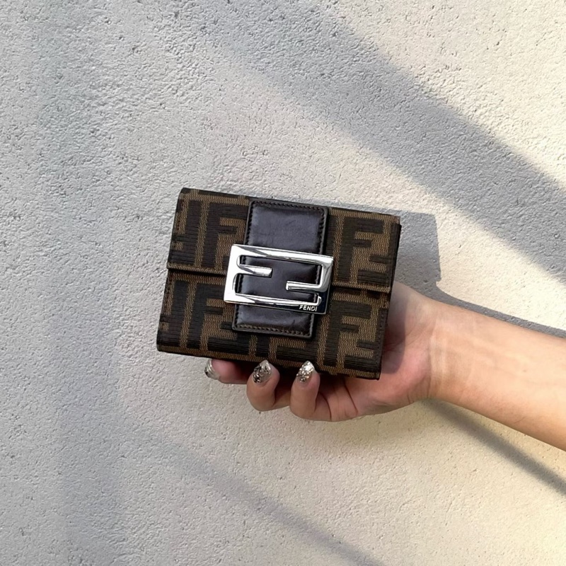 「JL精品代購」9新 Fendi老花法棍扣三折方錢包-2