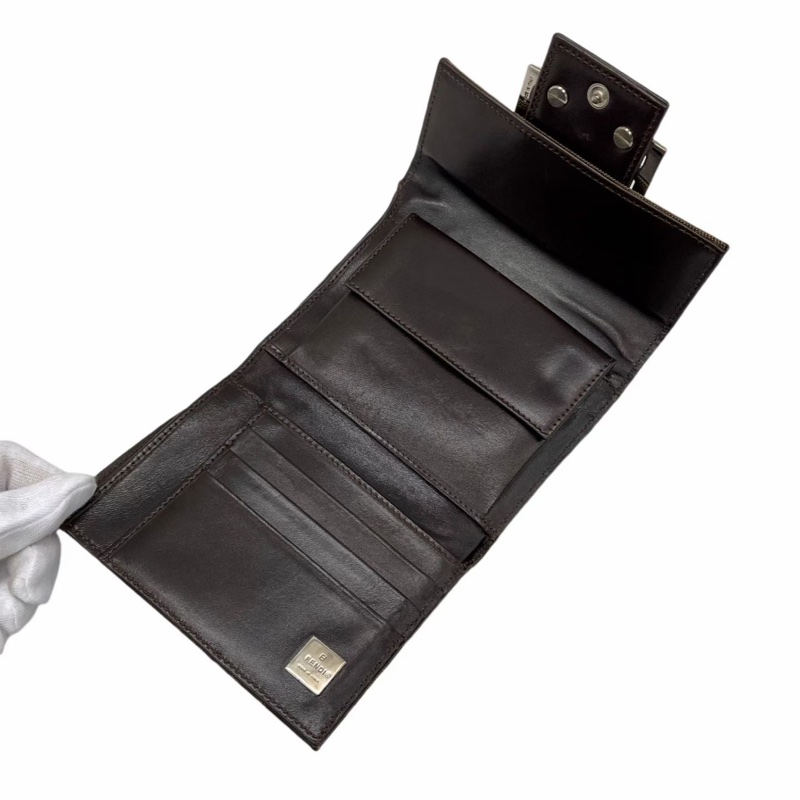 「JL精品代購」9新 Fendi老花法棍扣三折方錢包-5