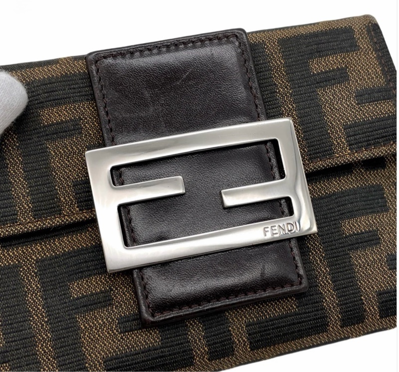 「JL精品代購」9新 Fendi老花法棍扣三折方錢包-7