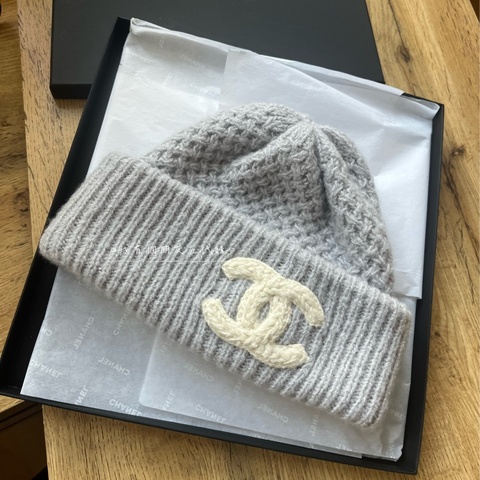 《我有個朋友在代購》CHANEL 灰色羊絨毛帽