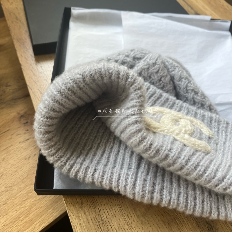 《我有個朋友在代購》CHANEL 灰色羊絨毛帽-2