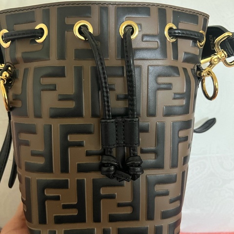 FENDI老花水桶包