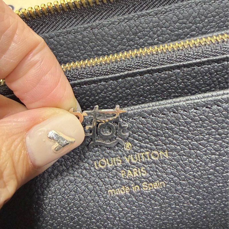 L v黑色全皮壓紋拉鏈長夾 m61864-5