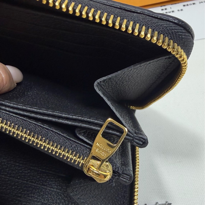 L v黑色全皮壓紋拉鏈長夾 m61864-7