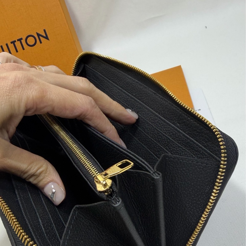 L v黑色全皮壓紋拉鏈長夾 m61864-8