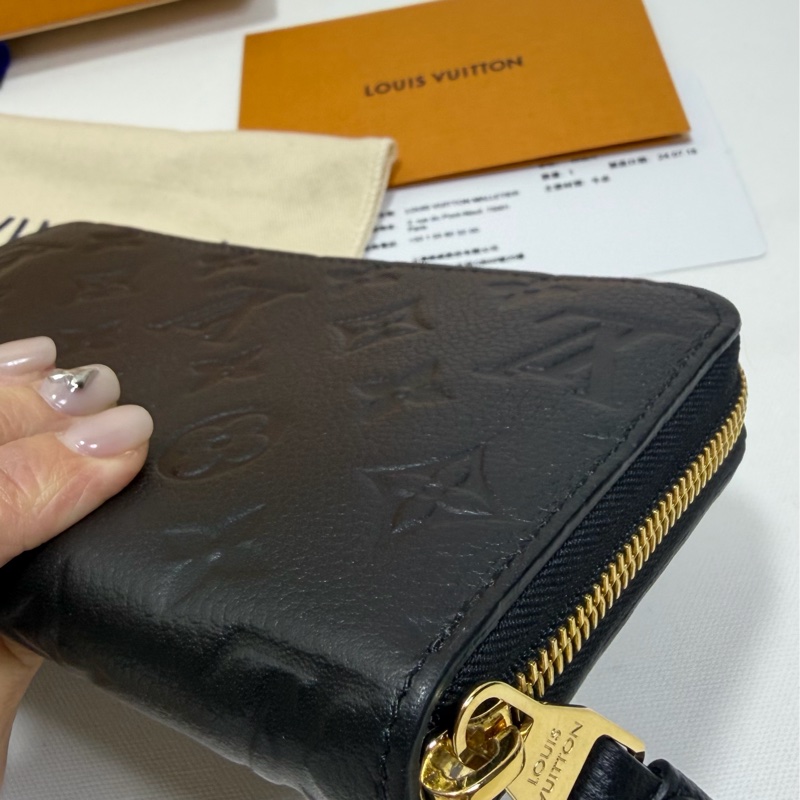 L v黑色全皮壓紋拉鏈長夾 m61864-11