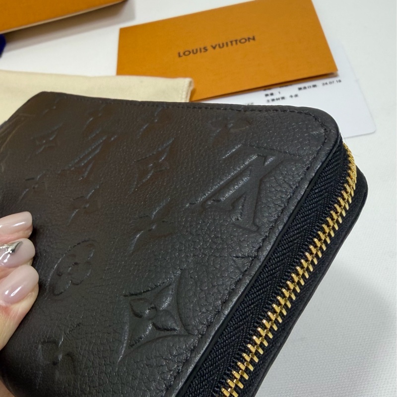 L v黑色全皮壓紋拉鏈長夾 m61864-12