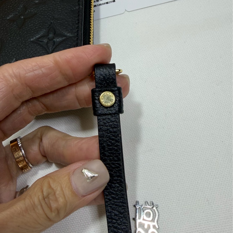 L v黑色全皮壓紋拉鏈長夾 m61864-14