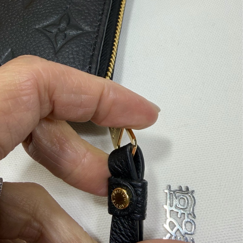 L v黑色全皮壓紋拉鏈長夾 m61864-15