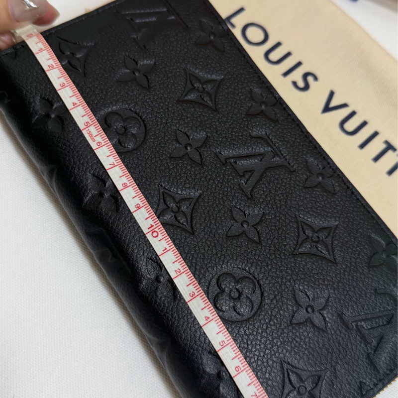 L v黑色全皮壓紋拉鏈長夾 m61864-16