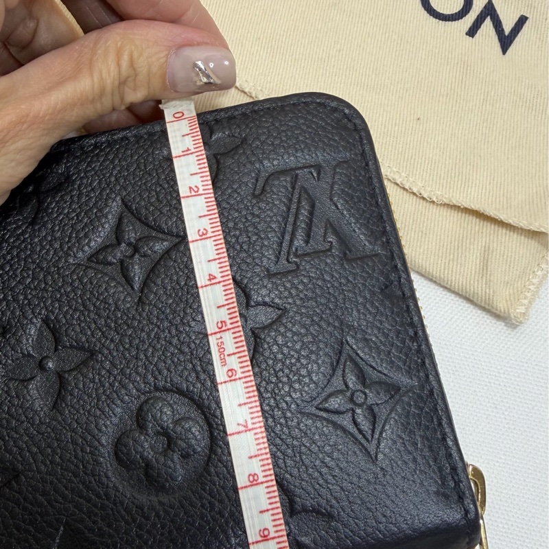 L v黑色全皮壓紋拉鏈長夾 m61864-17