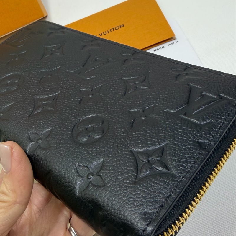 L v黑色全皮壓紋拉鏈長夾 m61864-18