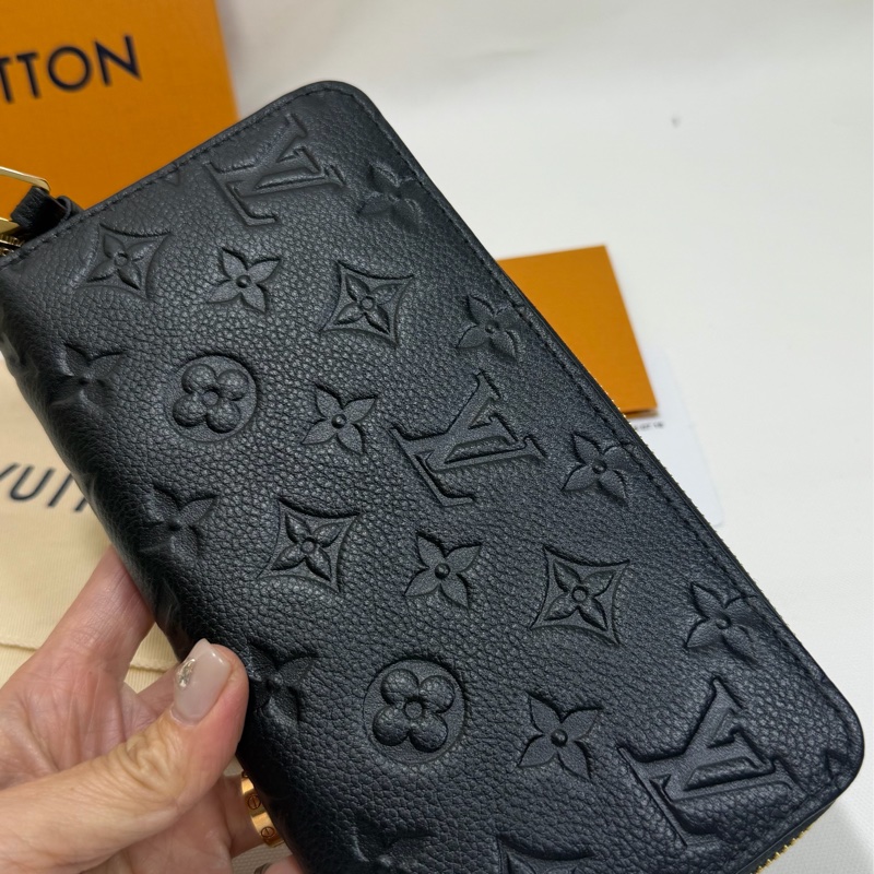 L v黑色全皮壓紋拉鏈長夾 m61864-19