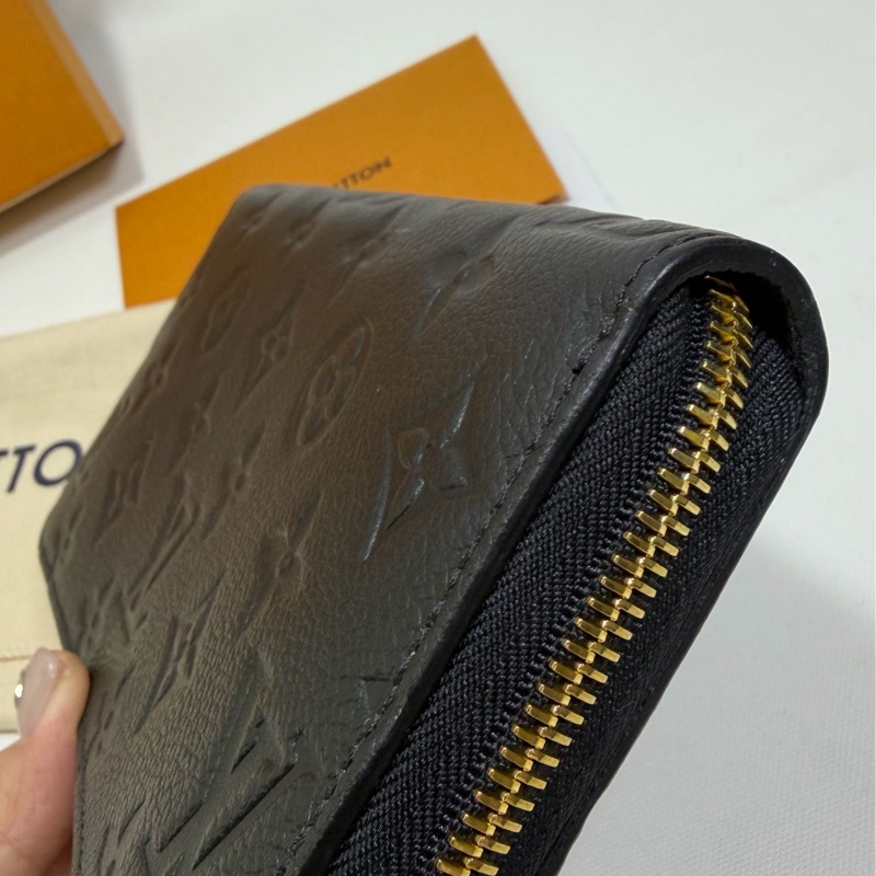 L v黑色全皮壓紋拉鏈長夾 m61864-21