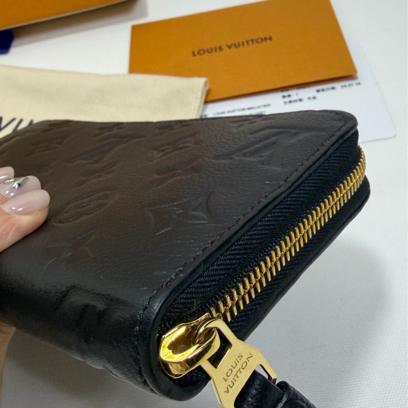 L v黑色全皮壓紋拉鏈長夾 m61864-23